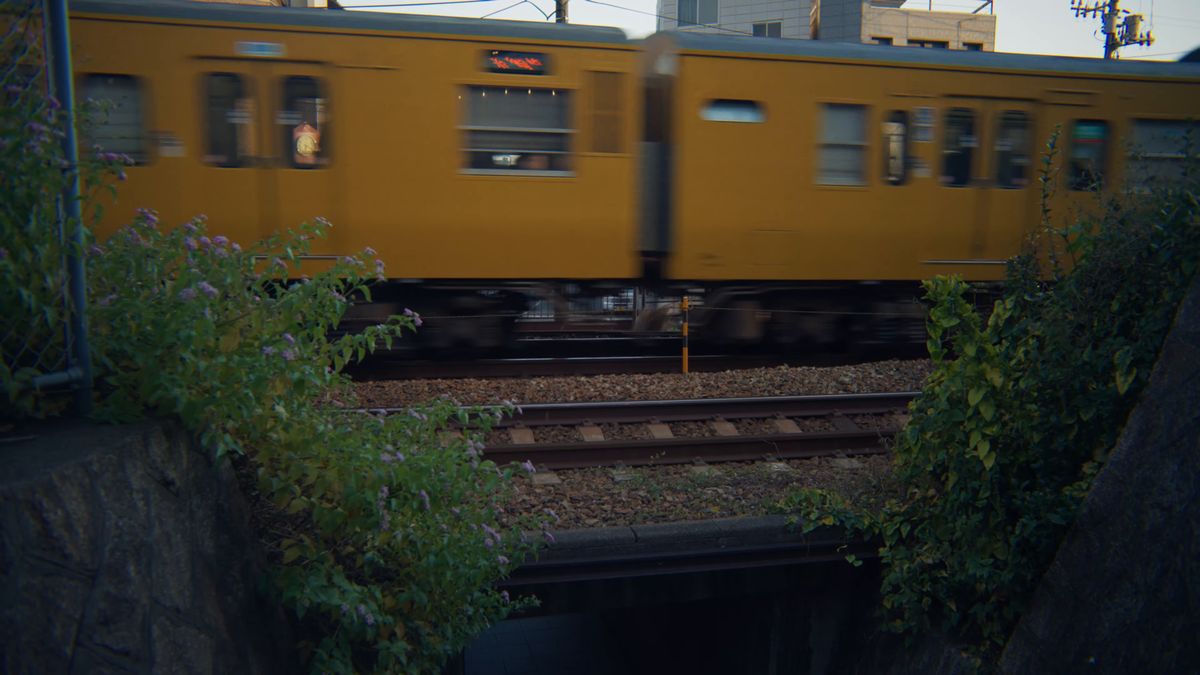 目の前を通り過ぎる黄色い電車