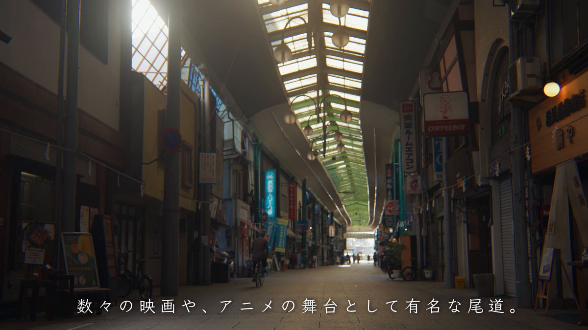 ガラス屋根のアーケード商店街