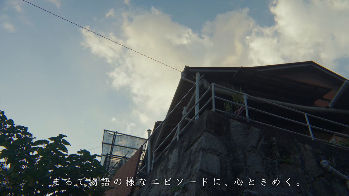 建物の上に流れる雲