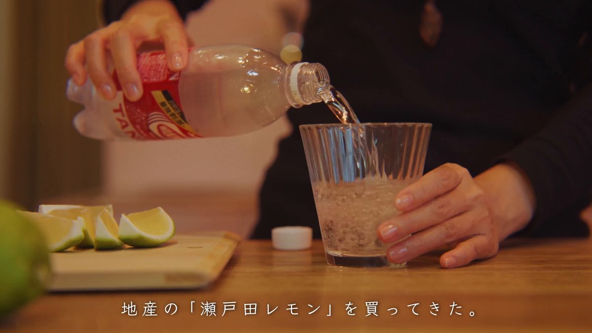 氷を入れたグラスに炭酸水を注ぐ