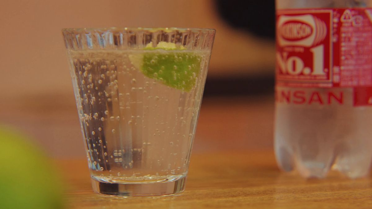レモンの浮かぶ炭酸水