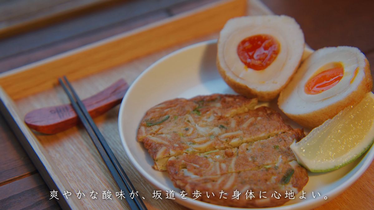 お好み焼き天と煮たまご天、レモンをのせた皿