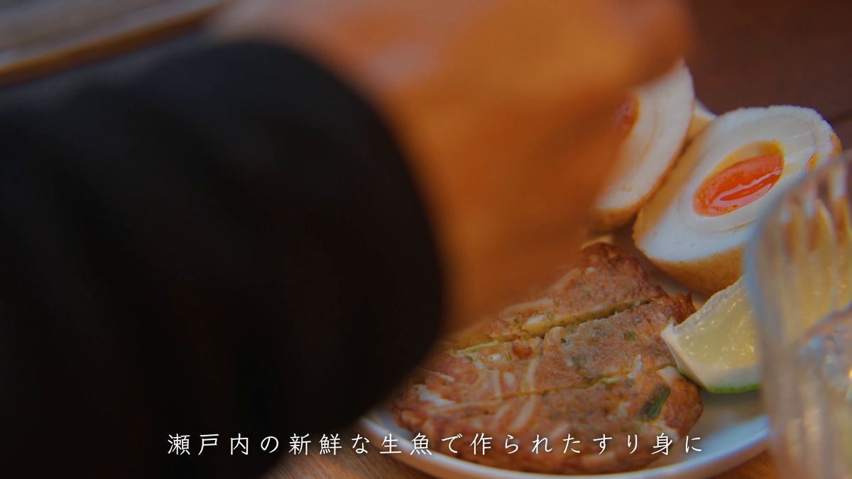 皿の上のお好み焼き天に手を伸ばす