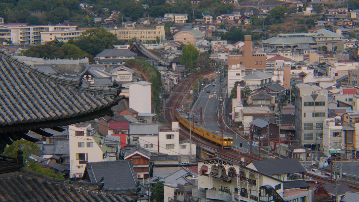 町並みを縫って走る黄色い電車