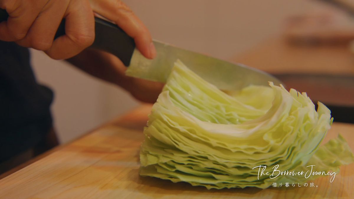 キャベツを薄く切っていく手元