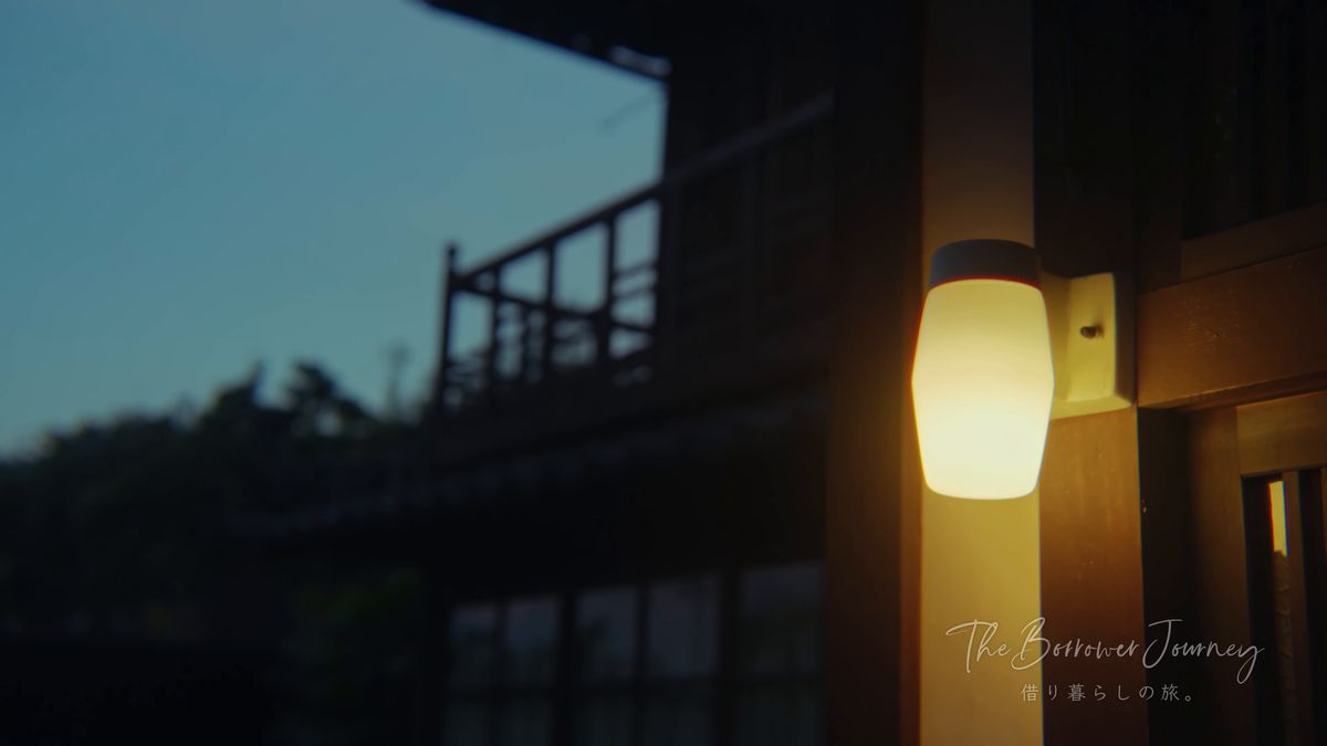 夜の軒先に灯る丸い明かり