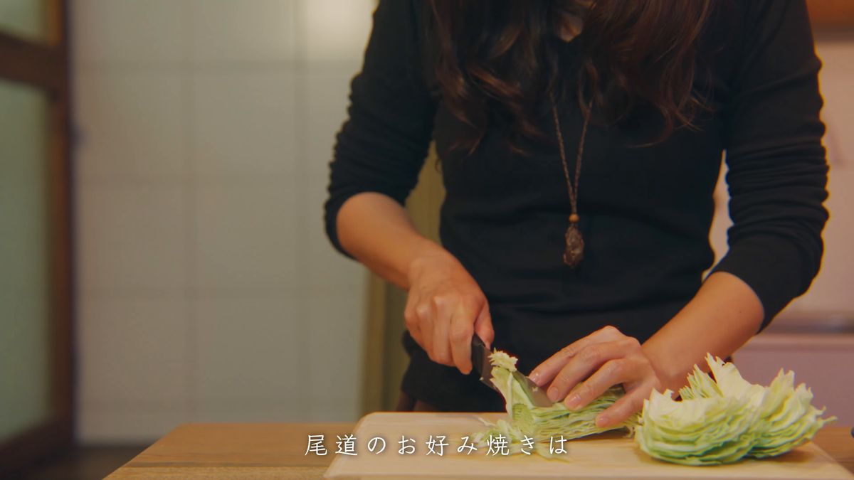 台所でキャベツを刻む