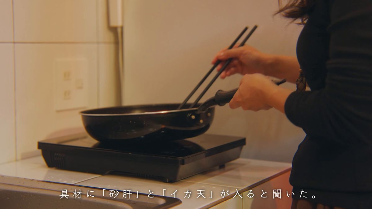 菜箸でフライパンの砂肝を炒める