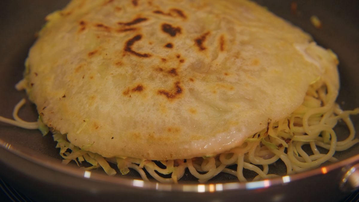 ひっくり返して上になった焼き目のついた生地