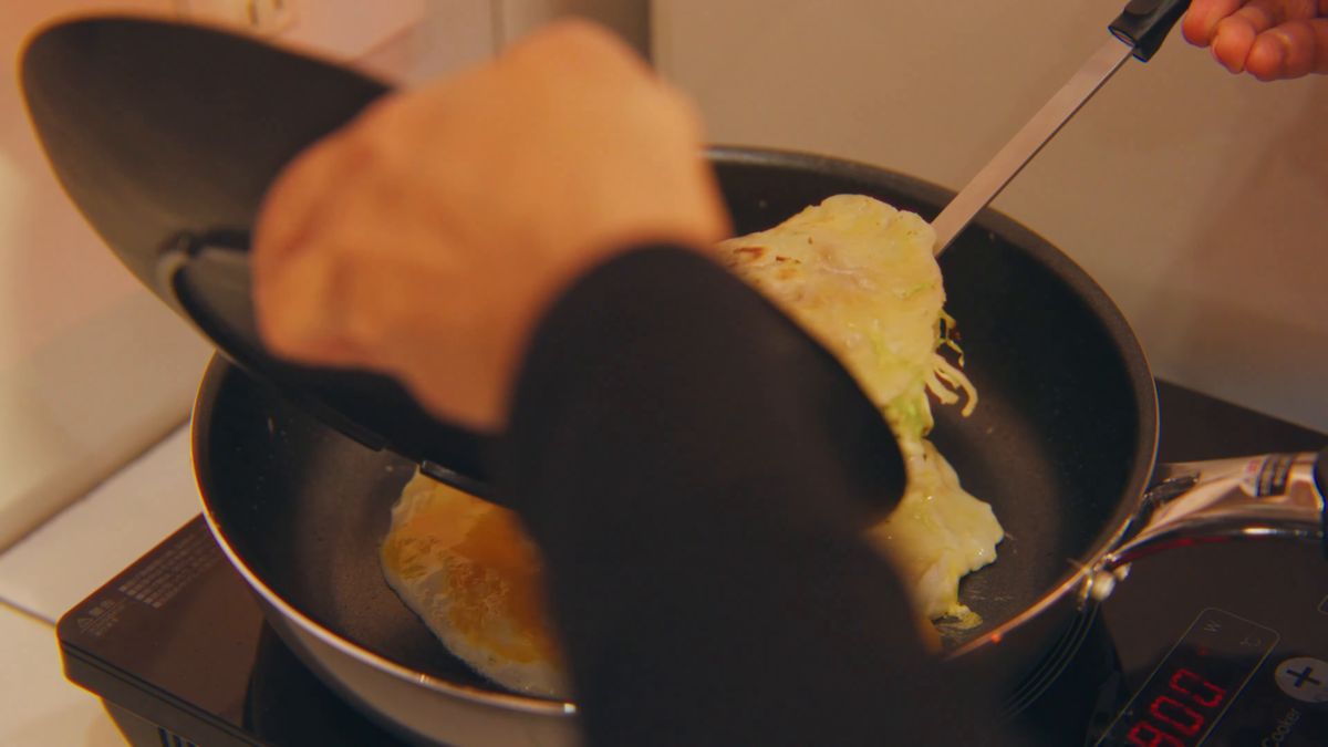 卵の上にお好み焼きを移す