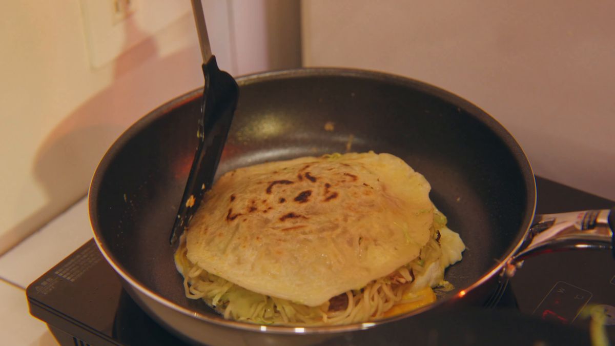 フライパンの上で焼き上がりを待つお好み焼き