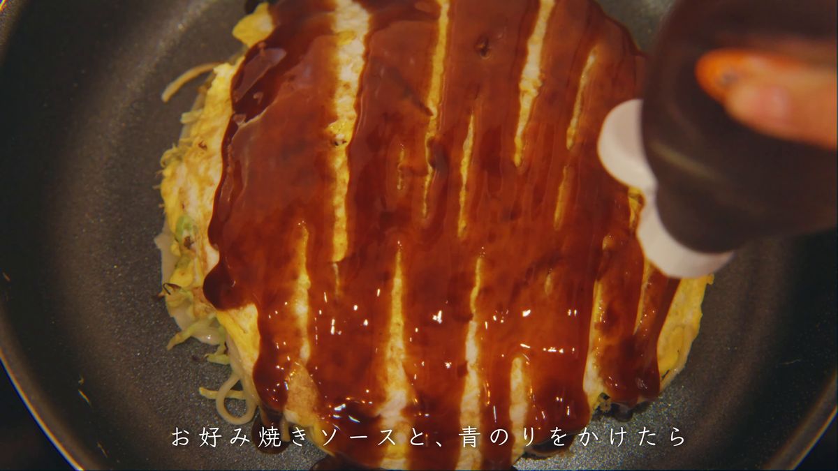 お好み焼きにソースをかける