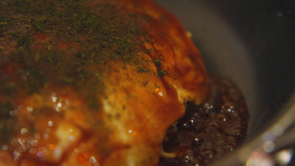 青のりを振ったお好み焼きの寄り