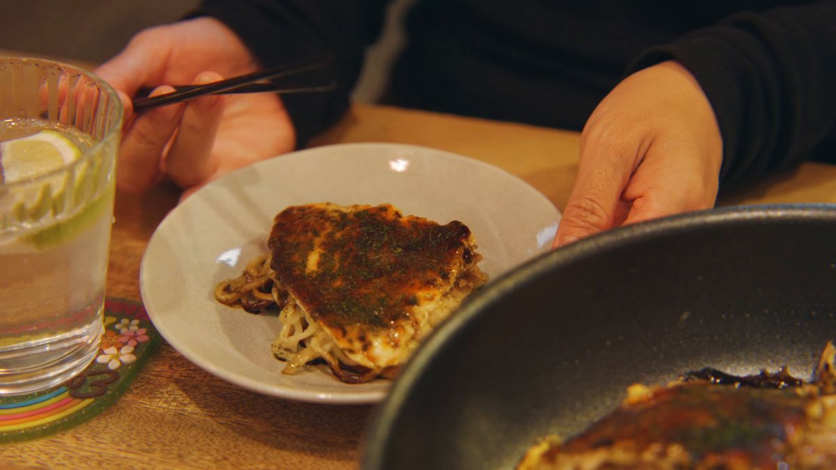 皿に取り分けた尾道焼きとレモンの炭酸水