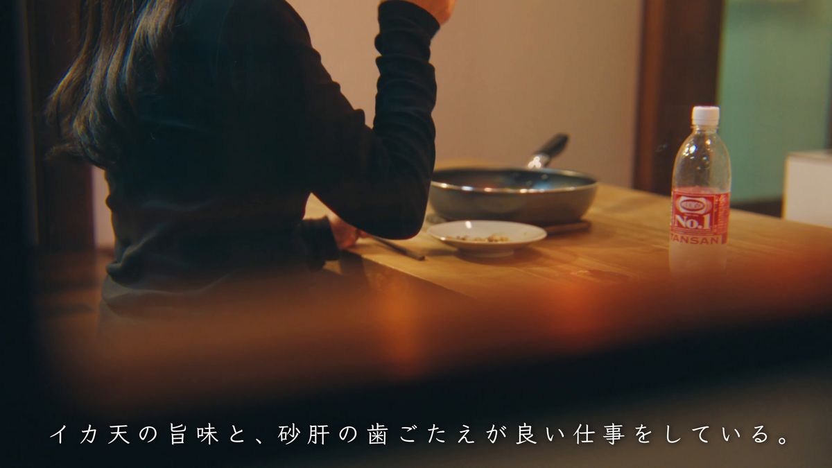 食卓に向かう後ろ姿