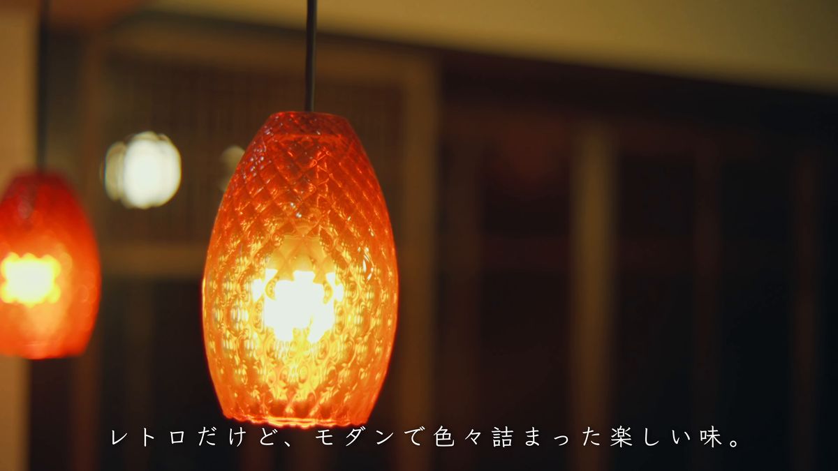 赤いガラスの吊りランプ
