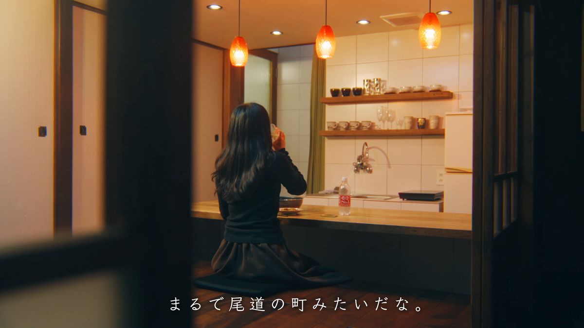 台所で片づけをする後ろ姿
