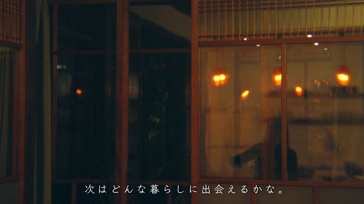 夜の家の窓に灯る明かり