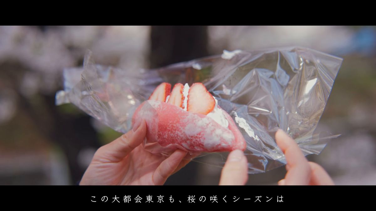 袋から出した、苺と生クリームのお菓子