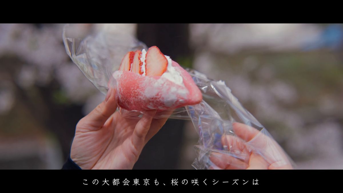 ピンクの生地で包んだ苺と生クリーム