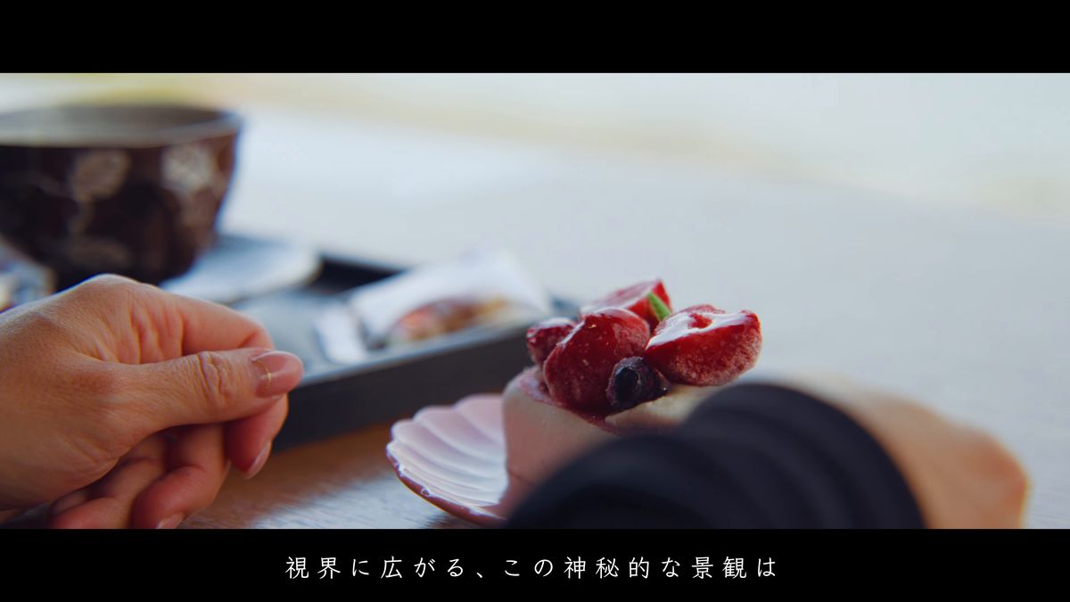 苺とブルーベリーをのせたアイスとお盆