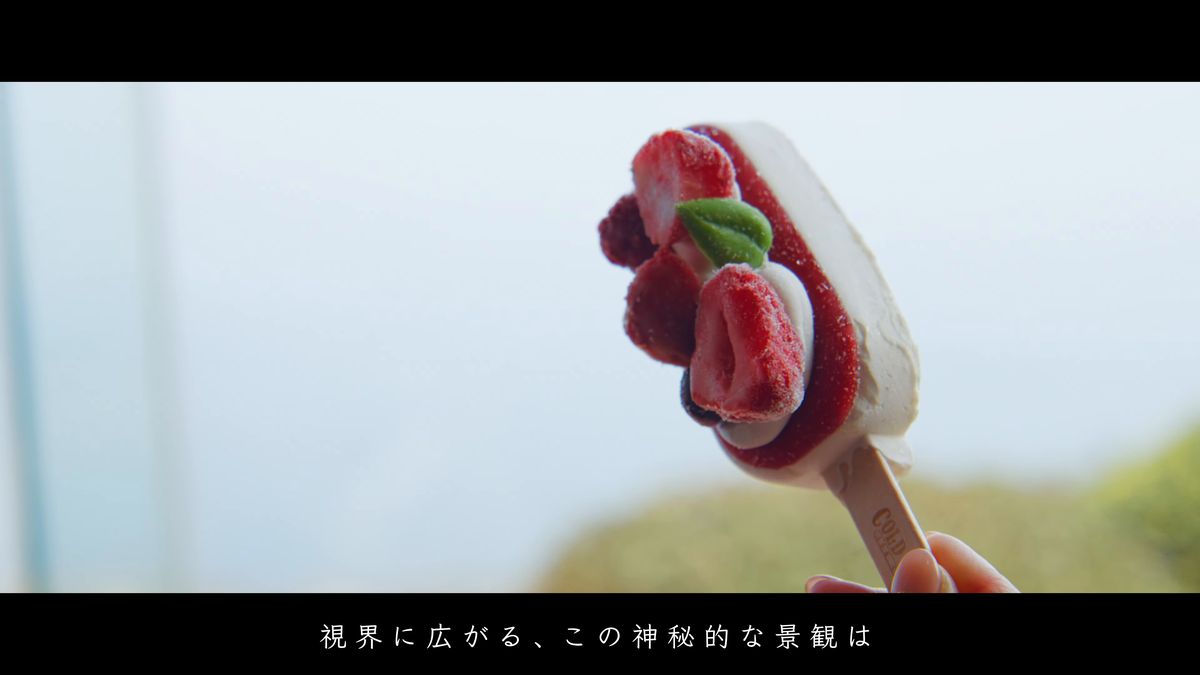 苺をたっぷりのせたアイスキャンディー