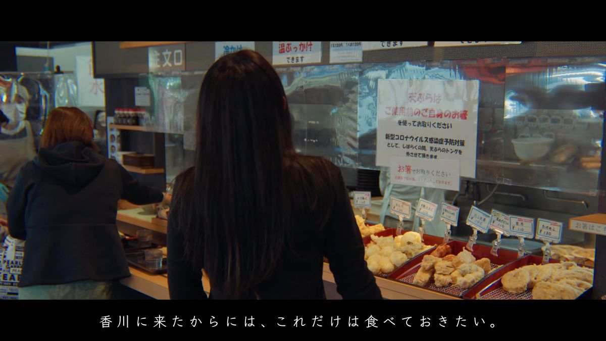 注文口に天ぷらが並ぶ、セルフのうどん店