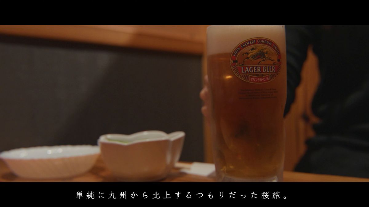 ジョッキのビールと、テーブルの小皿