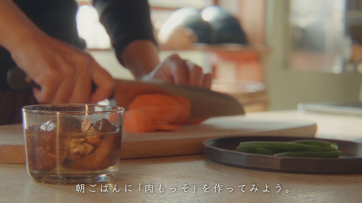 にんじんを刻む手元と、干し椎茸を戻すガラスの器