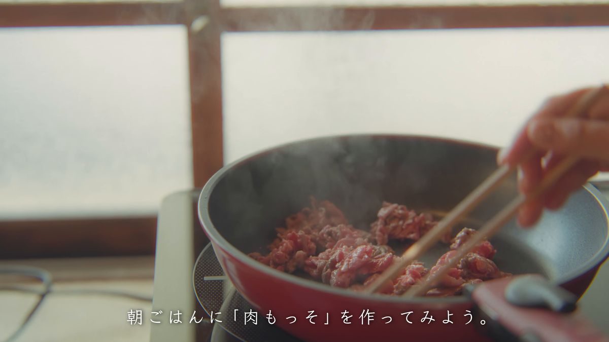 フライパンで牛肉を炒める