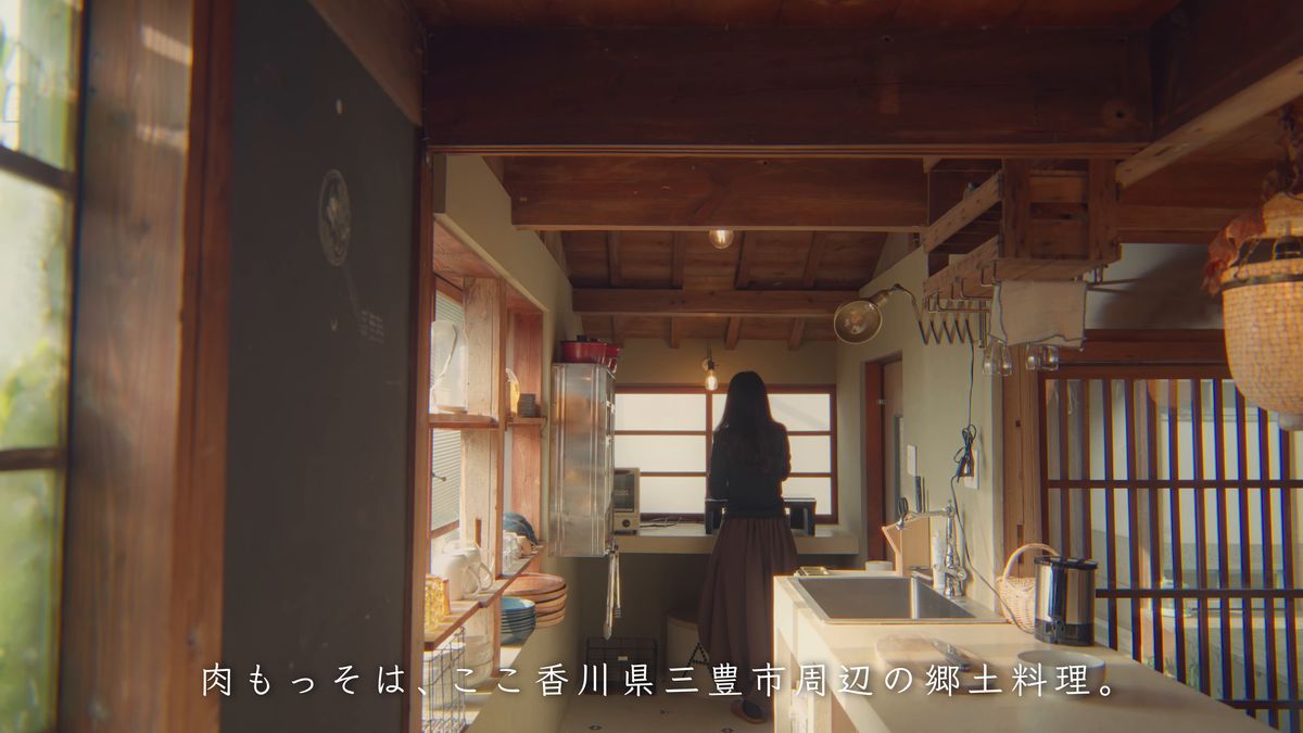 台所に立つ後ろ姿