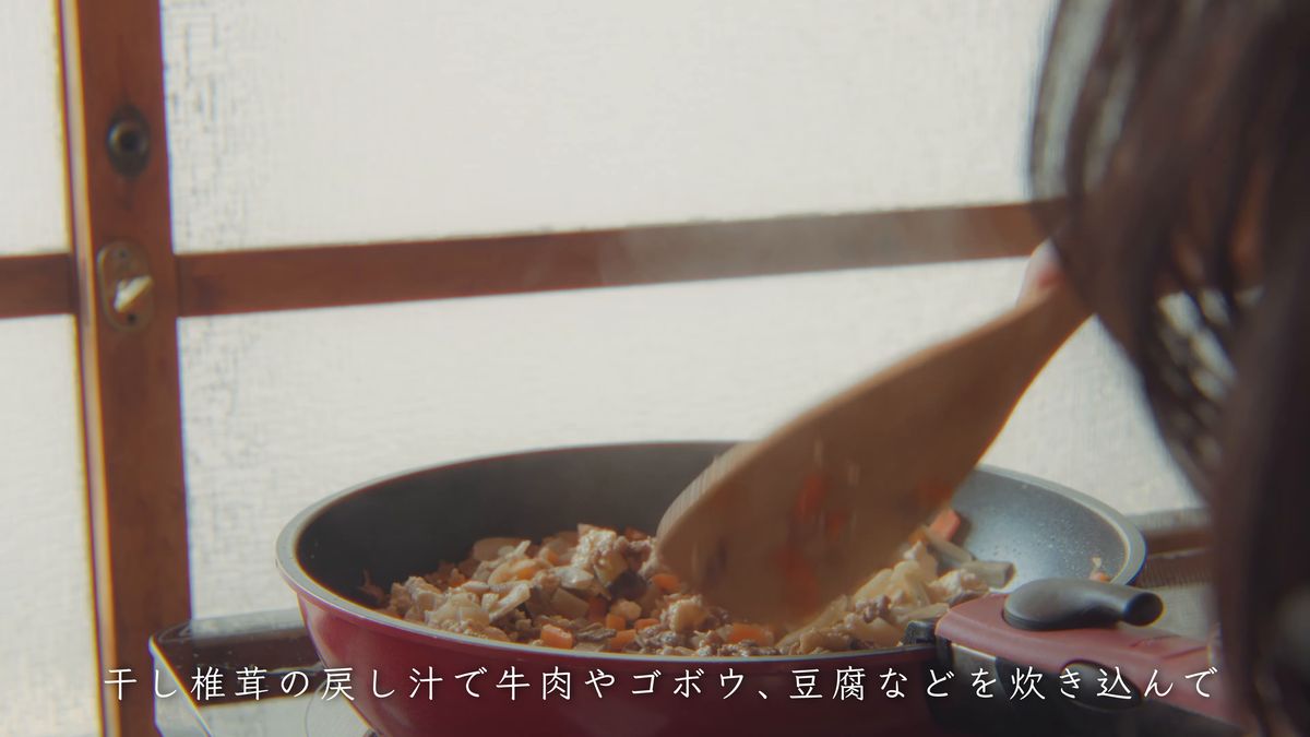 木べらで具を混ぜる手元