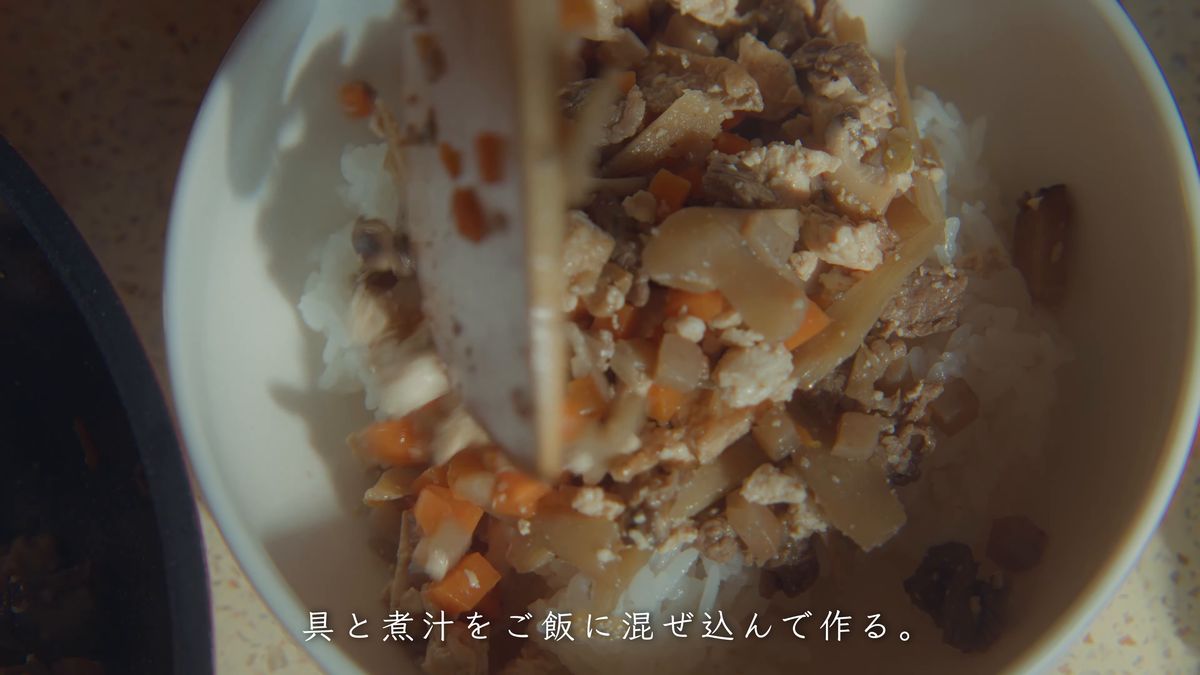 ご飯の器に具を移す