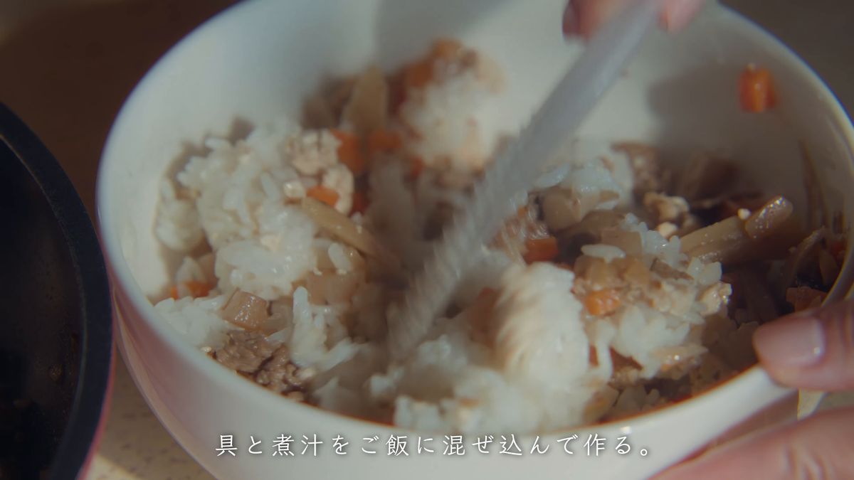 しゃもじでご飯と具を混ぜる