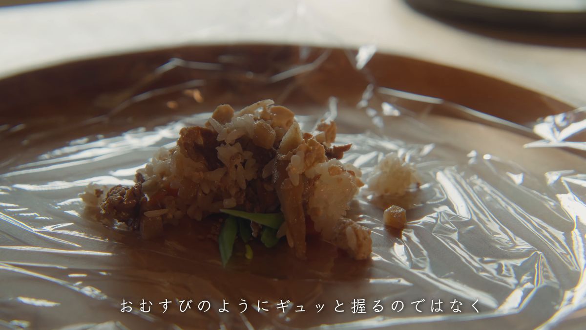 ラップの上に盛った混ぜご飯といんげん