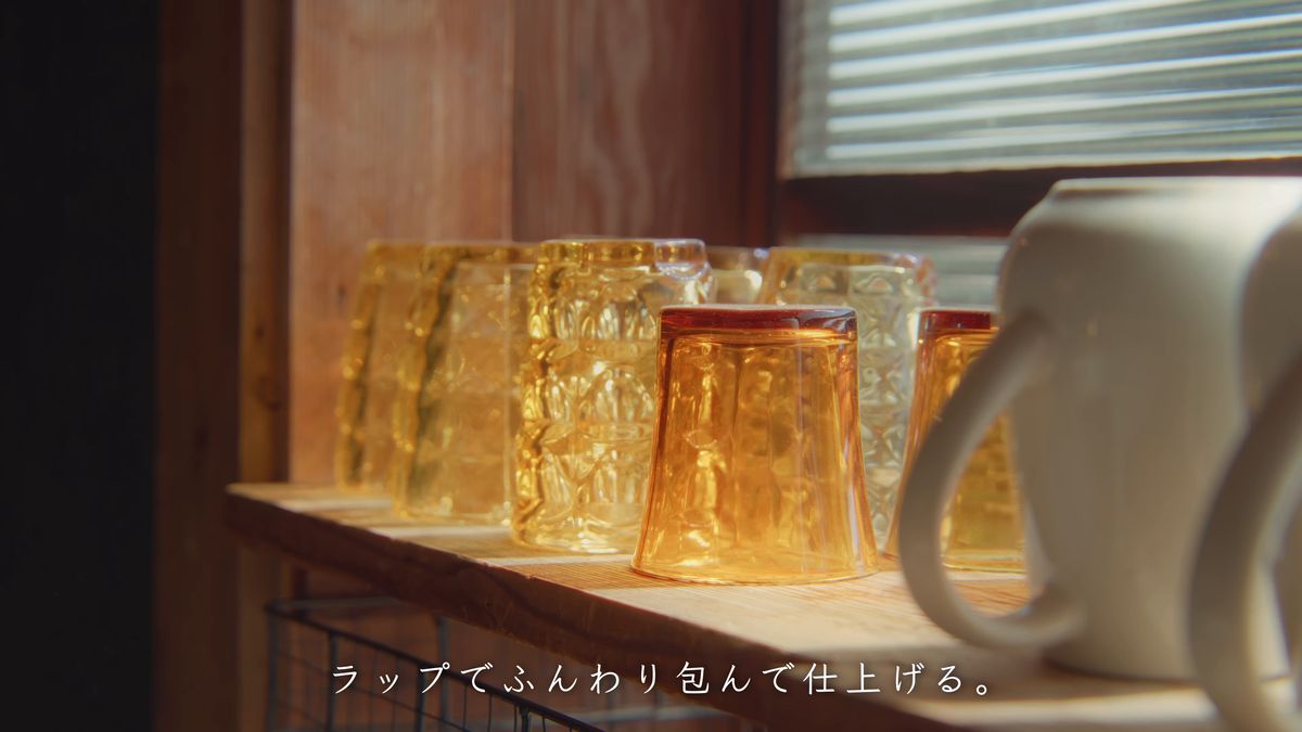 窓辺に並ぶ琥珀色のグラスとマグカップ