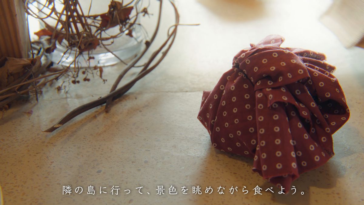 赤い風呂敷に包んだ弁当