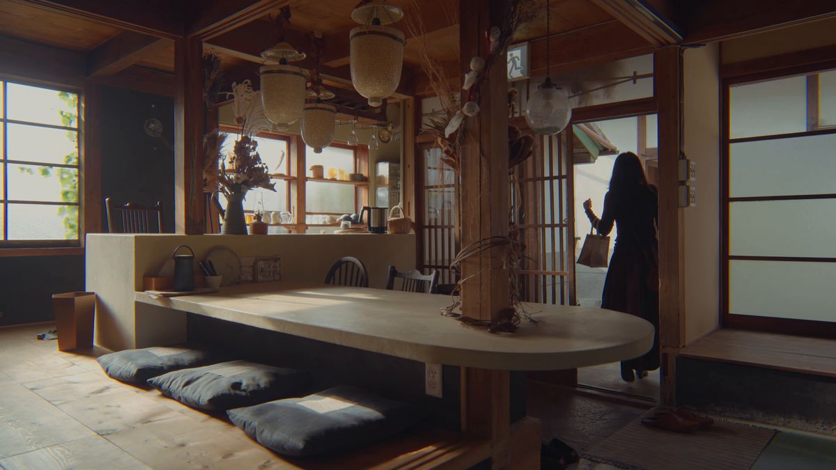 大きなテーブルと座布団の部屋から出かける後ろ姿