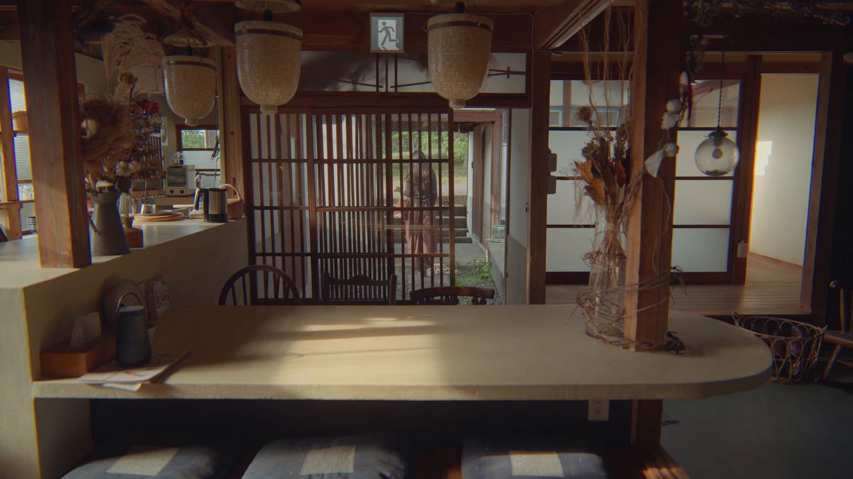 吊りランプと格子戸のある部屋