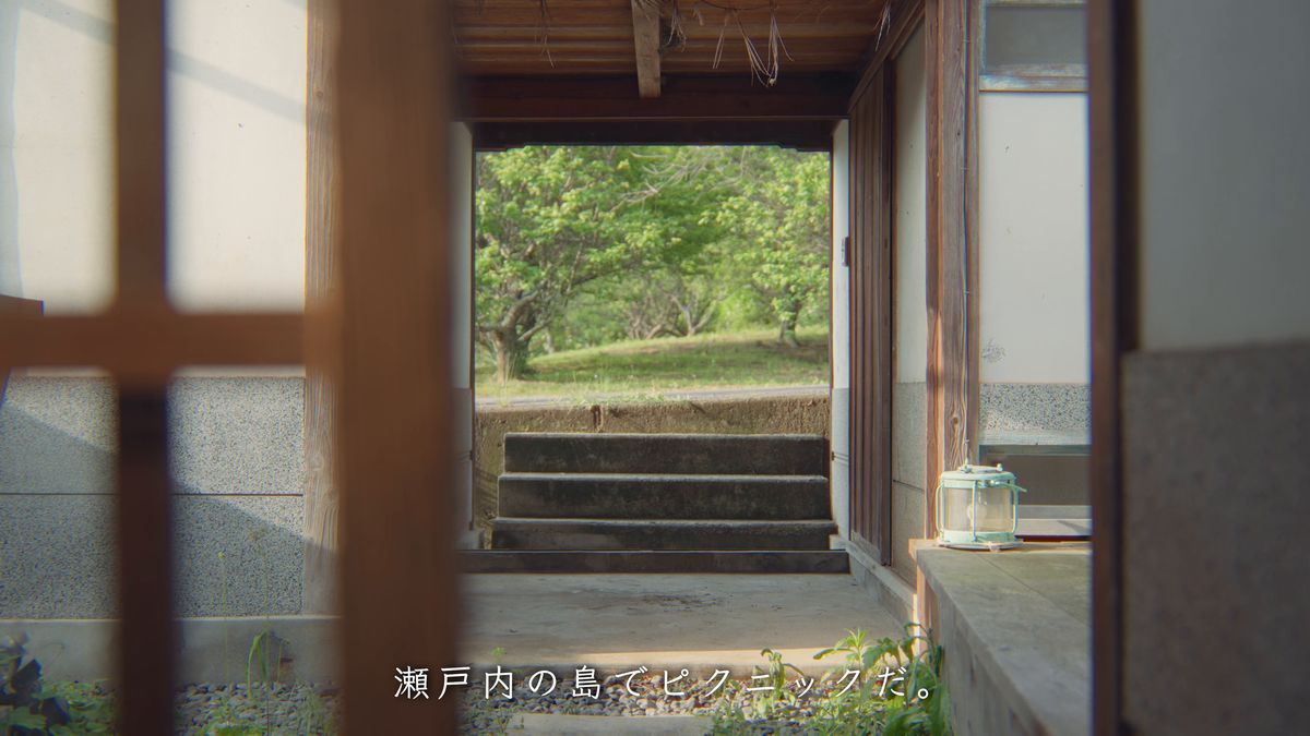 戸口の向こうの石段と緑