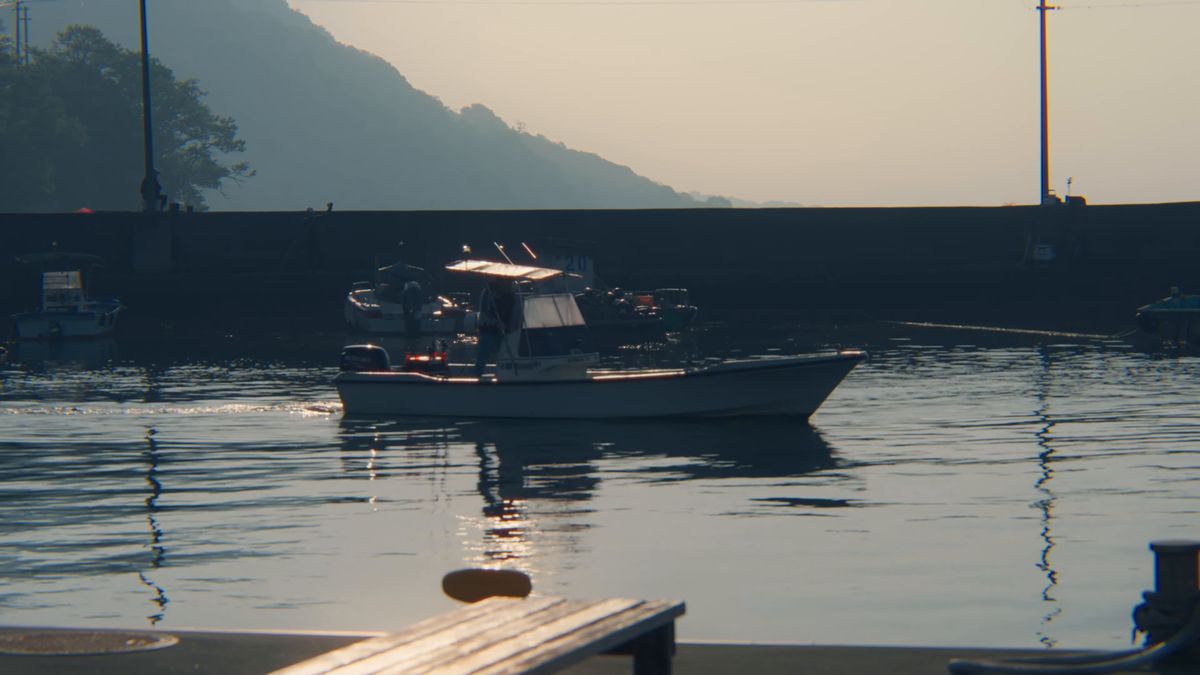 朝もやの港に浮かぶ小舟