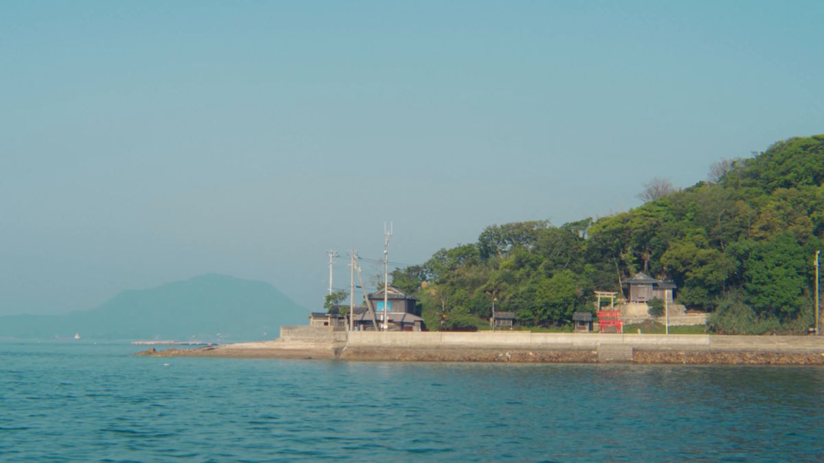 海から見た志々島の港と集落