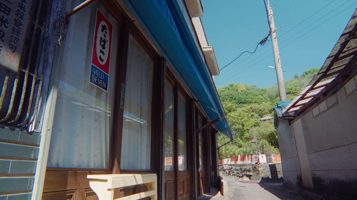 古いたばこの看板が残る商店の軒先