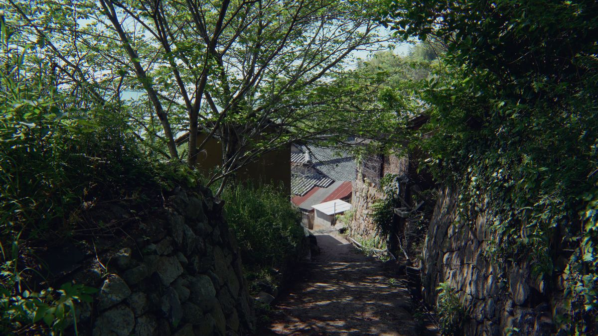 石垣に挟まれた細い路地