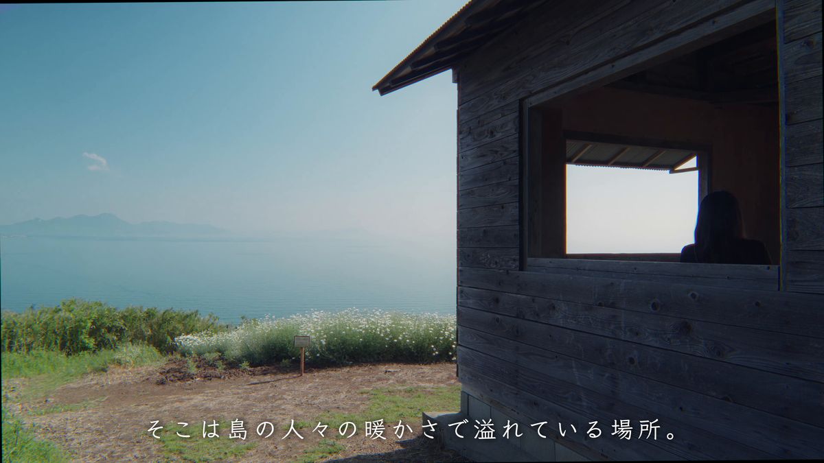 展望台の小屋と、窓の向こうの海