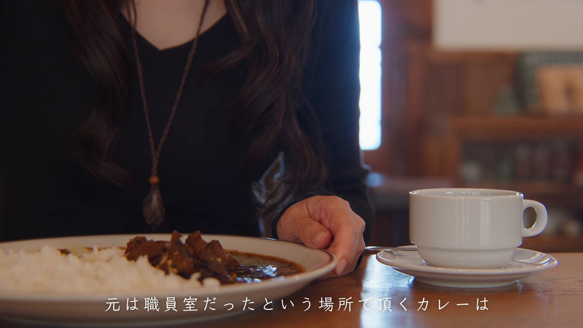 テーブルでカレーを食べる手元とコーヒーカップ