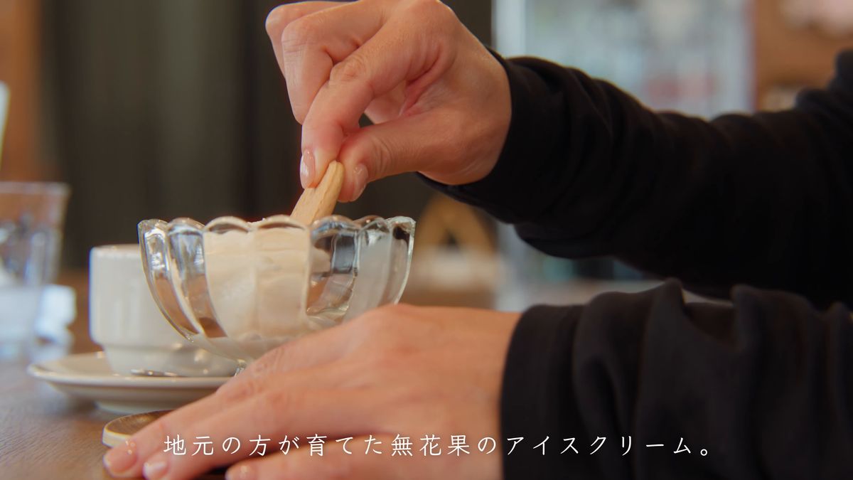 ガラスの器のアイスをスプーンで食べる手元