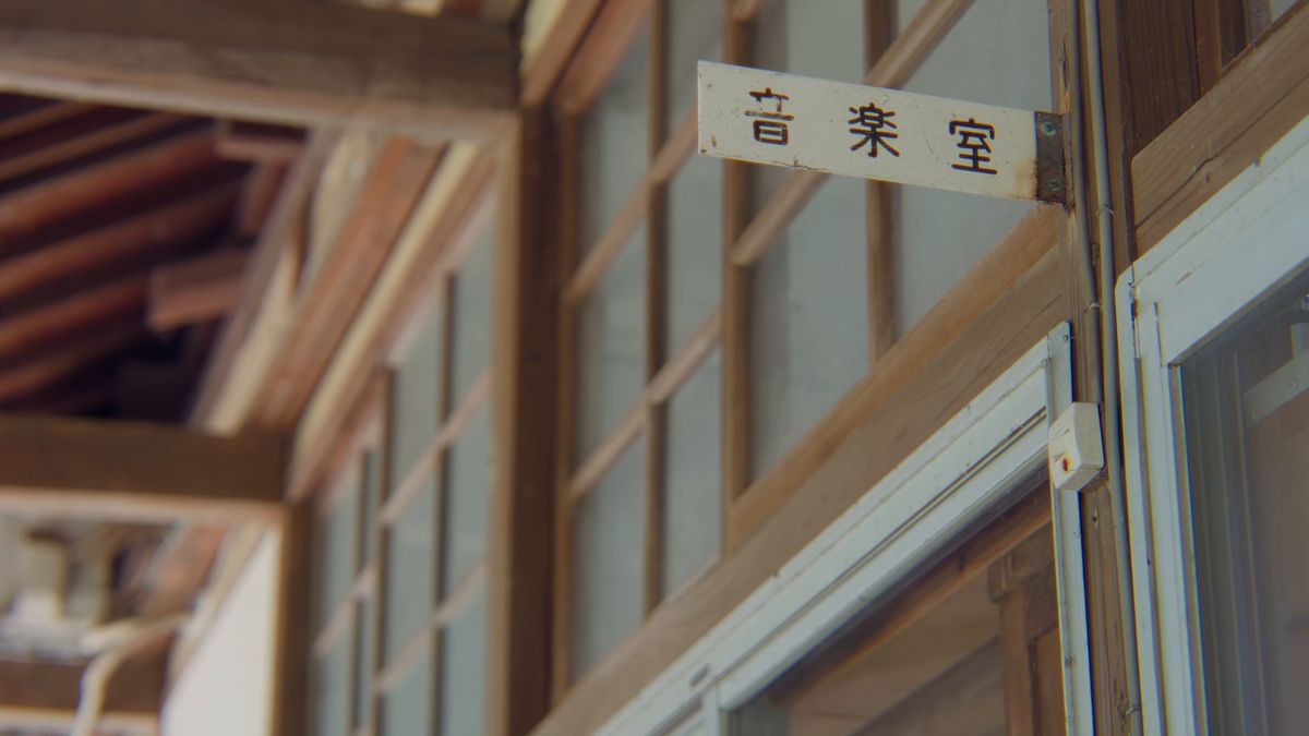 「音楽室」の札がかかる校舎の廊下