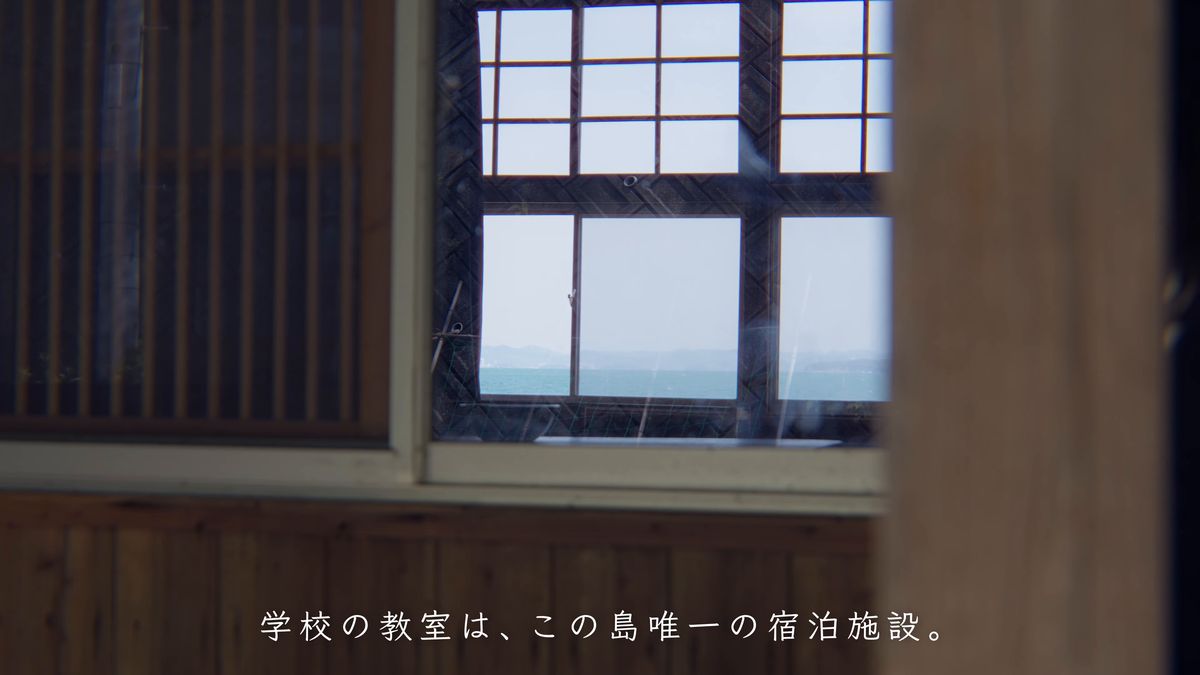 教室の窓と、その向こうの海