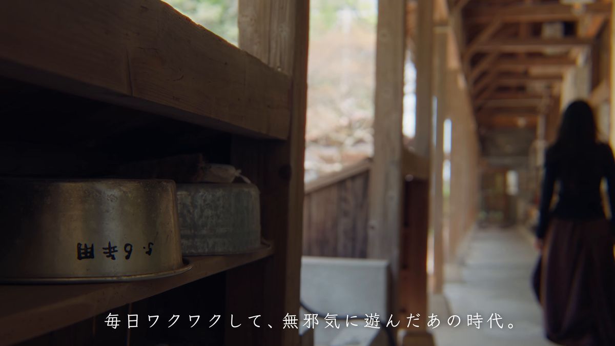 廊下の棚に残る「5・6年用」と書かれた古い食器